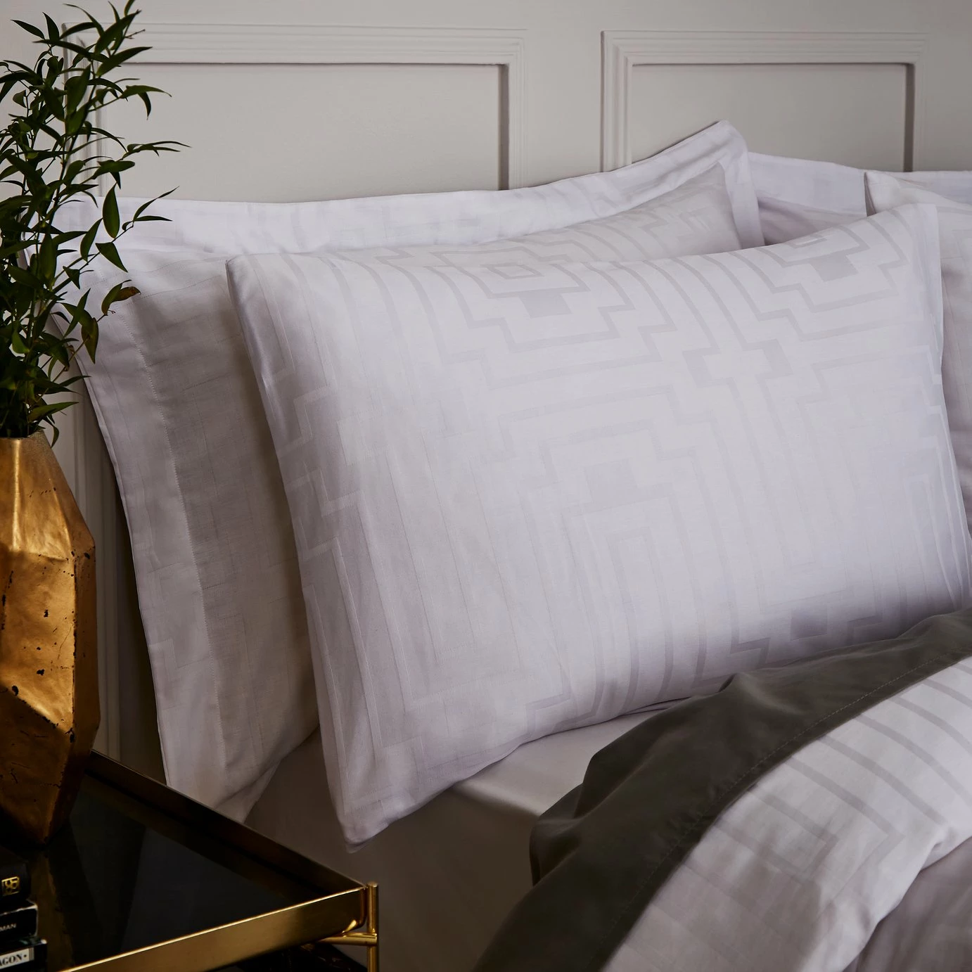 Bianca Cotton 180 TC Geometric White Bedding Set - Double 3 Bianca Cotton 180 TC Geometric White Bedding Set - Double - Image 3