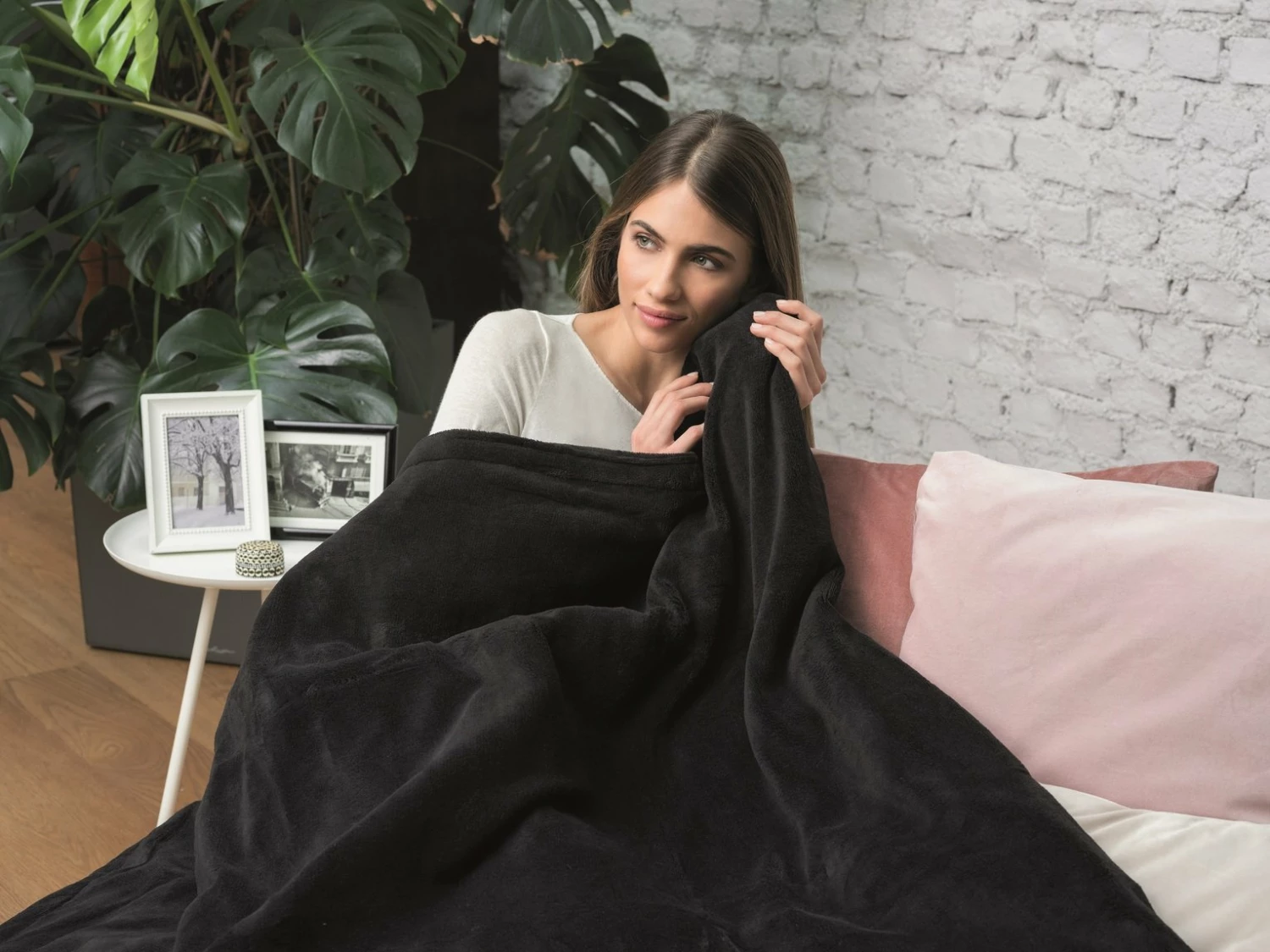 Dreamland Snuggle Up Black Heated Throw - Large 9 Dreamland Snuggle Up Black Heated Throw - Large - Image 9
