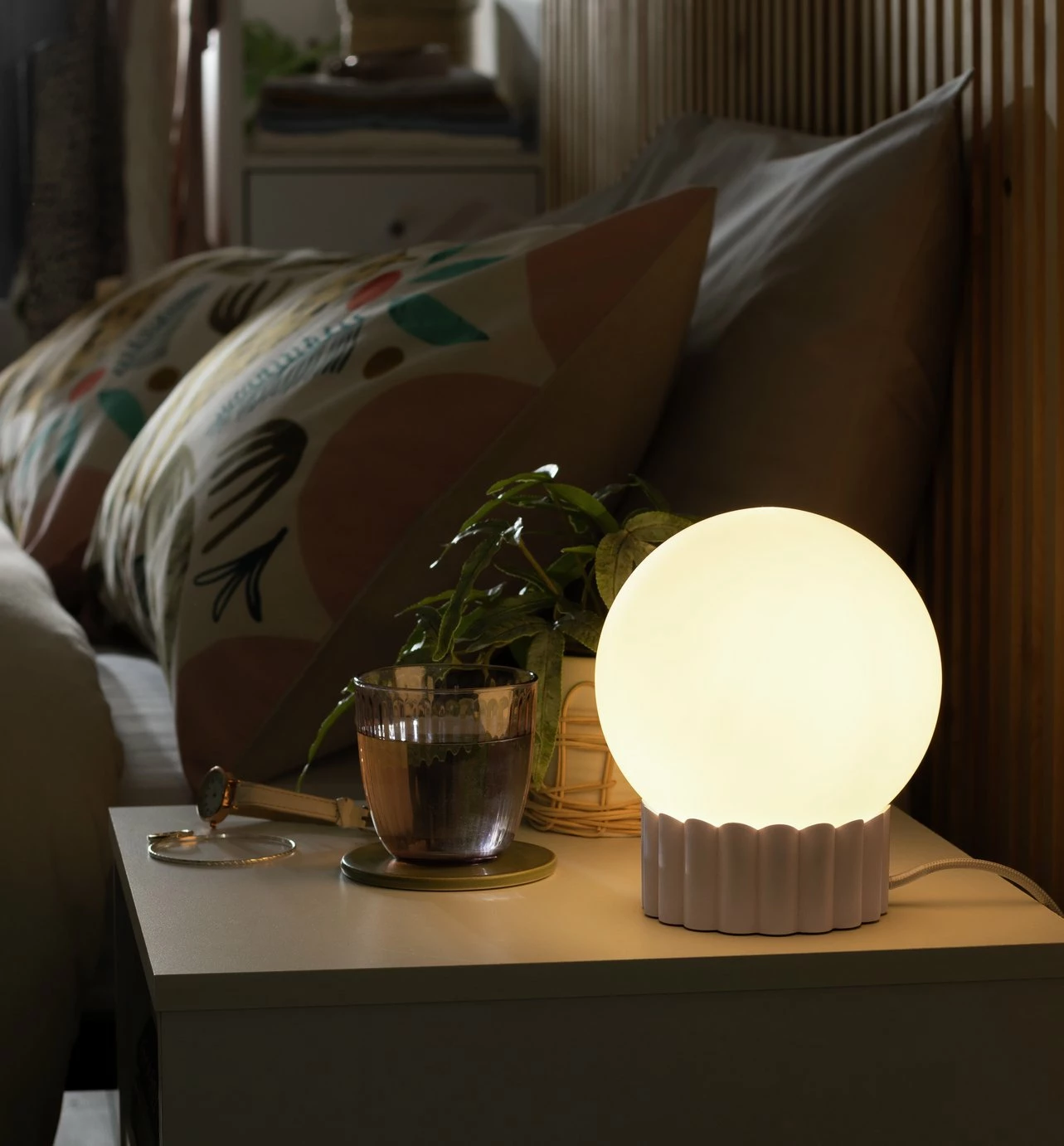 Habitat Ribbed Globe Table Lamp - White & Natural 7 Habitat Ribbed Globe Table Lamp - White & Natural - Image 7