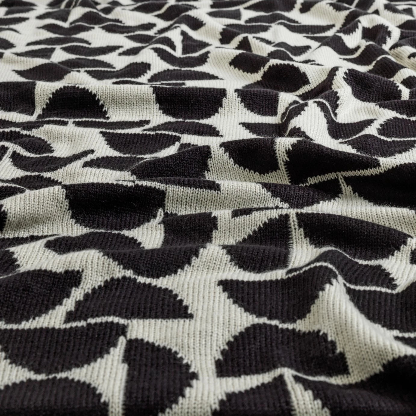 Habitat Geo Woven Throw - Black & White - 120x170cm 4 Habitat Geo Woven Throw - Black & White - 120x170cm - Image 4